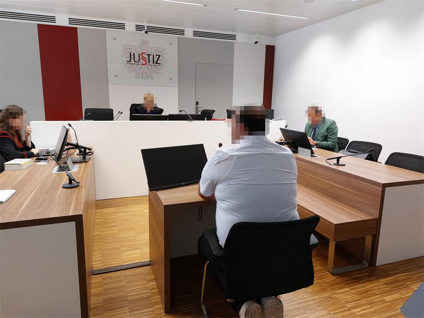 Der Angeklagte wollte das Gericht weiterhin davon überzeugen, dass er mit dem Verfassungsschutz zusammenarbeite.
