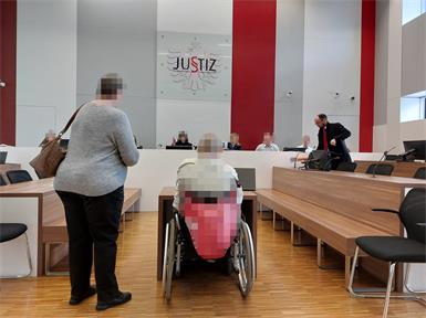 Der Angeklagte wurde im Rollstuhl in den Verhandlungssaal gebracht.
