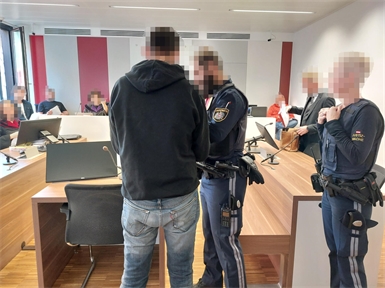 Der Angeklagte wurde von der Justizwache in den Verhandlungssaal gebracht.