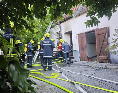Der Atemschutztrupp konnte den Brand in einem Streckhof rasch unter Kontrolle bringen.
