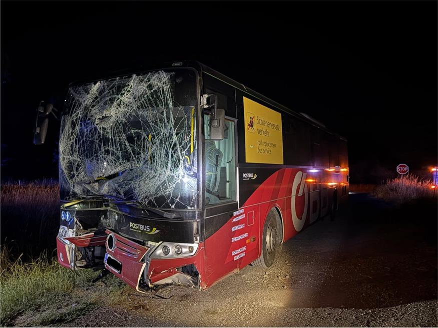 Der Autobus wurde bei der Kollision mit dem Baum erheblich beschädigt.