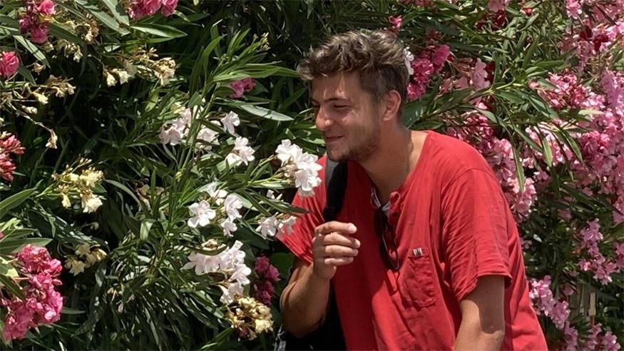 Der Autor dieser Zeilen, hier beim Schnuppern an einem Oleander, mit einer anderen Einschätzung zum Weltfrauentag als seine blumige Kollegin Nina Mayer.
