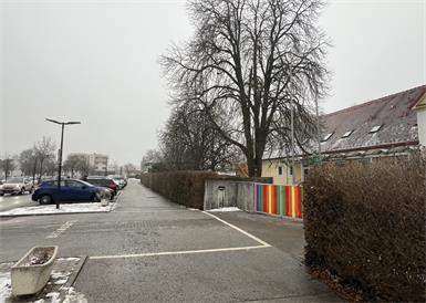 Der Bach wird schrittweise wieder geöffnet. Der Kindergarten wird künftig nun mehr über eine Brücke erreichbar sein. 