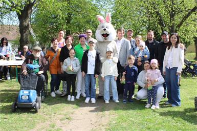 Der Besuch des Osterhasen war auch heuer bei der Ostereiersuche wieder ein besonderes Highlight.