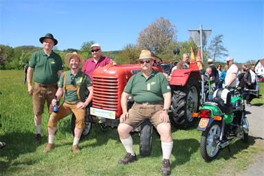 Der Bienenzuchtverein rund um Michael Schütz, Obmann Rupert Schermann, Werner Schermann und Bürgermeister Franz Schiefer veranstaltete wieder das schon traditionelle Oldtimertreffen.