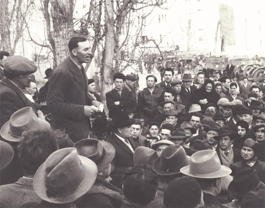 Der Bürgermeister der damals noch eigenständigen Gemeinde St. Georgen, Georg Hahnekamp, bei seiner Rede vor dem Landhaus Eisenstadt