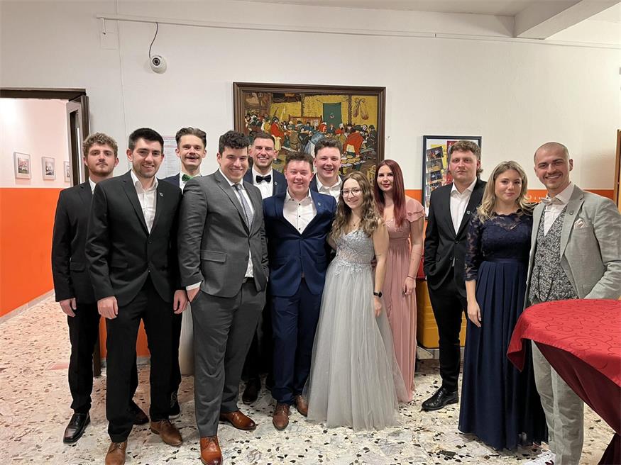 Der Burschenverein Neudörfl mit Obmann Raphael Hahn (4. v. l.) ist nicht nur gern gesehener Gast bei diversen Veranstaltungen, hier beim Ball des Männergesangsvereins, er beweist auch immer wieder seine soziale Ader. So werden zum Beispiel schon seit Jahren Spenden für das Kinderhospiz Sterntalerhof beim Charitypunschstand gesammelt. Am 25. April verbindet der Burschenverein nun zudem einen Frühschoppen mit einer Typisierungsaktion des Vereins „Geben für Leben“. Pro Jahr sind über Menschen in Österreich auf Stammzellenspenden angewiesen. Eine Typisierung kann helfen, die passenden Spender zu finden. 