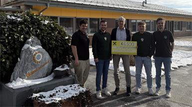 Der Burschenverein Neudörfl rund um Obmann Raphael Hahn (l.) übergibt die Spendensumme von 6.500 Euro, die beim Charitypunschstand eingenommen wurde, an das Kinderhospiz Sterntalerhof. 