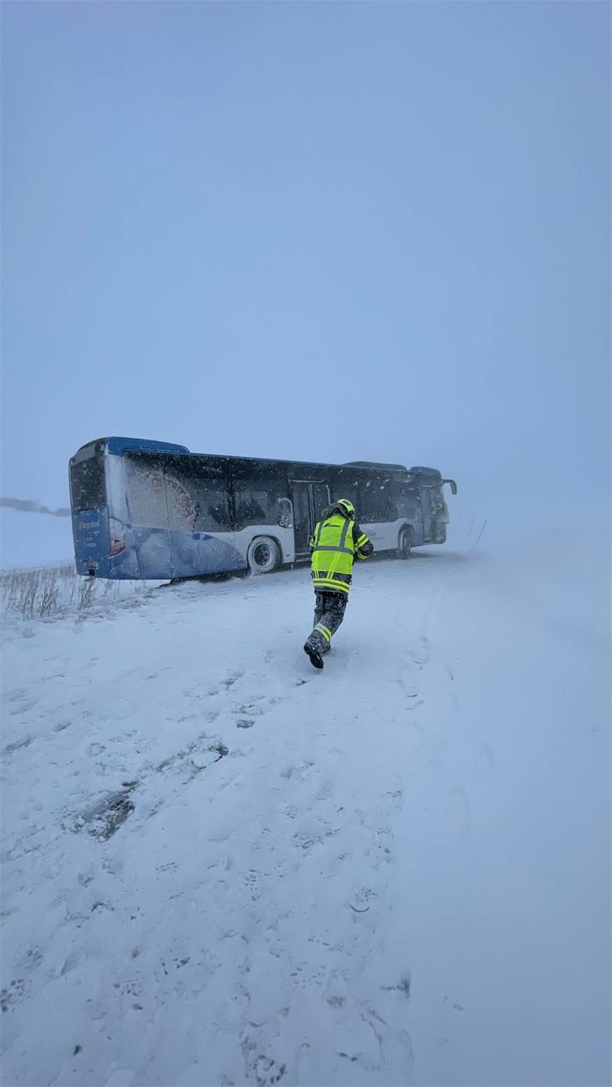 Der Bus konnte nicht mehr selbstständig weiterfahren und musste von der Feuerwehr zurück auf die Fahrbahn gebracht werden.