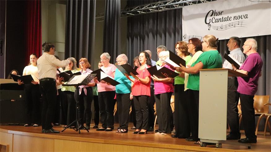Der Chor Cantate nova präsentierte beim Konzert „Sommerzeit“ ein abwechslungsreiches Programm und begeisterte das Publikum mit Liedern aus unterschiedlichen Musikrichtungen.