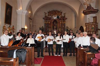 Der Chor und die Tamburizzagruppe „Složnost“ sowie die Gastgruppe „Harmonja“ aus Großwarasdorf stimmten auf die bevorstehenden Feiertage ein.