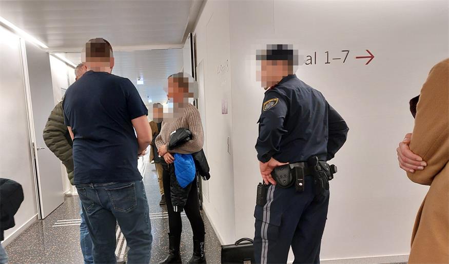 Der Drogen-Dealer - hier am ersten Prozesstag beim Warten vor dem Gerichtssaal - wird die nächsten Jahre im Gefängnis verbringen.