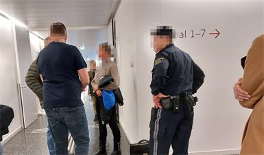 Der Drogen-Dealer - hier am ersten Prozesstag beim Warten vor dem Gerichtssaal - wird die nächsten Jahre im Gefängnis verbringen.
