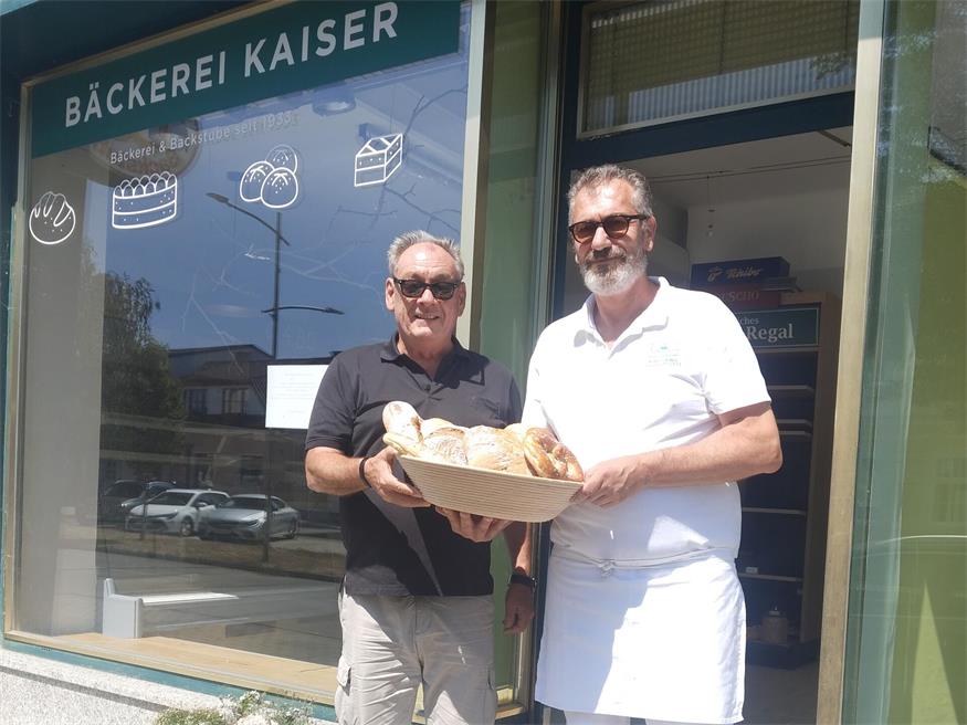Der Duft frischer Backwaren ist in Neudörfl ab 27. Oktober wieder vernehmbar. Dann öffnet nämlich wieder die Bäckerei Kaiser von Bäckermeister Ewald Kaiser (r.). Bürgermeister Dieter Posch freut sich, dass es im unteren Teil des Ortes wieder ein Angebote an frischen Lebensmittel gibt und wünscht viel Erfolg für den Neustart.