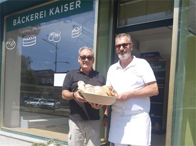 Der Duft frischer Backwaren ist in Neudörfl ab 27. Oktober wieder vernehmbar. Dann öffnet nämlich wieder die Bäckerei Kaiser von Bäckermeister Ewald Kaiser (r.). Bürgermeister Dieter Posch freut sich, dass es im unteren Teil des Ortes wieder ein Angebote an frischen Lebensmittel gibt und wünscht viel Erfolg für den Neustart.