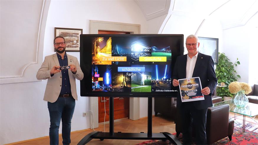 Der Eisenstädter Astrophysiker Stefan Wallner und Bürgermeister Thomas Steiner wollen den Nachthimmel in Eisenstadt sternenklar machen.
