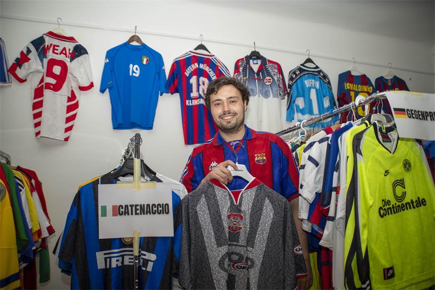 Der Eisenstädter Florian Gajdusek hat vor kurzem den Online Shop "Original Football Shop" ins Leben gerufen. Dort dreht sich alles um alte Fußball-Dressen, Vintage-Trikots und fußballerischen Retro-Chique.
