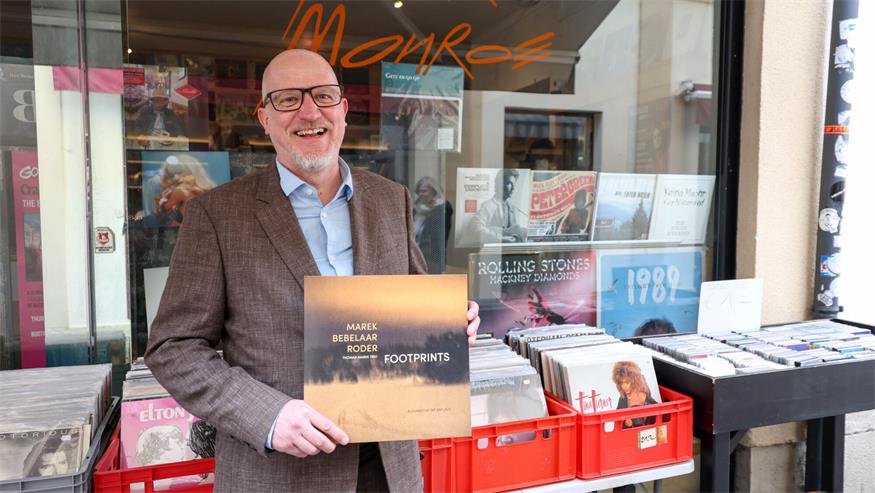 Der Eisenstädter Thomas Marek präsentierte stolz seine erste veröffentlichte Schallplatte. Nicht nur das Schlagzeug bedient er in seinem "Thomas Marek Trio", auch Stepptanz als wesentliches Element des Jazz beherrscht er mit Bravour.