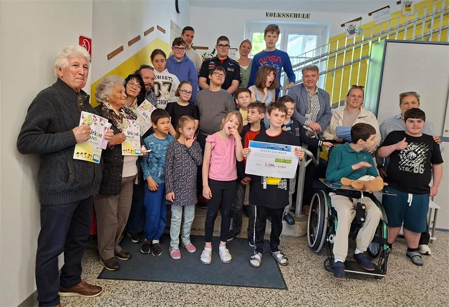Der Erlös aus dem Verkauf der Bibliothek des verstorbenen Pfarrers Franz Unger wurde der Allgemeinen Sonderschule Frauenkirchen übergeben.