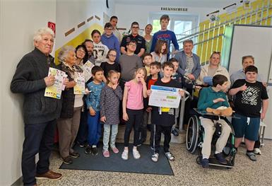 Der Erlös aus dem Verkauf der Bibliothek des verstorbenen Pfarrers Franz Unger wurde der Allgemeinen Sonderschule Frauenkirchen übergeben.