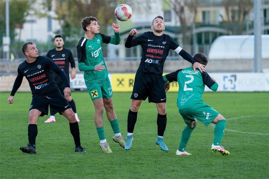 Der FC Jois mit Kapitän Sebastian Schuber (2.v.r.) und Andrej Hrdlicka (l.) führten in Neusiedl mit 2:1, ehe die Partie kurz vor dem Ende aufgrund eines medizinischen Notfalls (siehe Seite 62) abgebrochen werden musste.