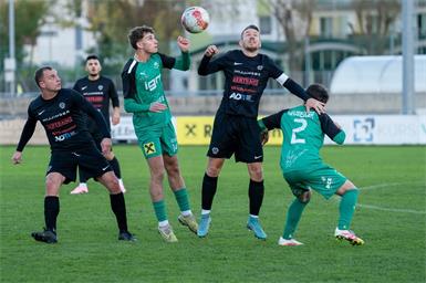 Der FC Jois mit Kapitän Sebastian Schuber (2.v.r.) und Andrej Hrdlicka (l.) führten in Neusiedl mit 2:1, ehe die Partie kurz vor dem Ende aufgrund eines medizinischen Notfalls (siehe Seite 62) abgebrochen werden musste.