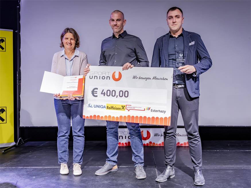 Wild Volleys Oberschützen sind Nummer eins in der Nachwuchsarbeit Der Fightclub Burgenland mit Obmann Dean Banovic Vorstandsmitglied Emanuel Lunzer wurde von SPORTUNION Vizepräsidentin Kerstin Stocker für sein soziales Engagement ausgezeichnet.