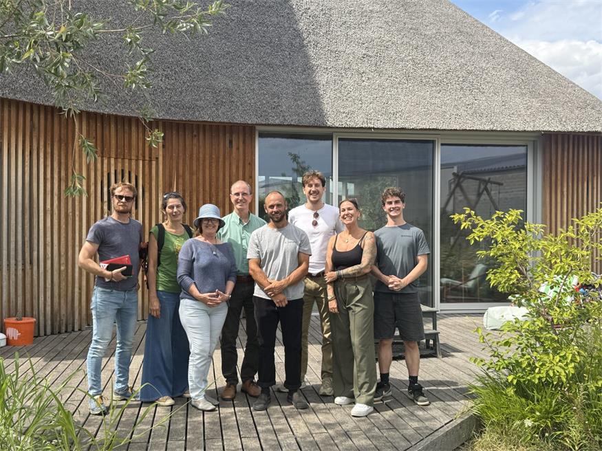 Der GRÜNE Landtagsklub mit Jacobus van Hoorne von der Schilfdachdeckerei in Weiden am See.