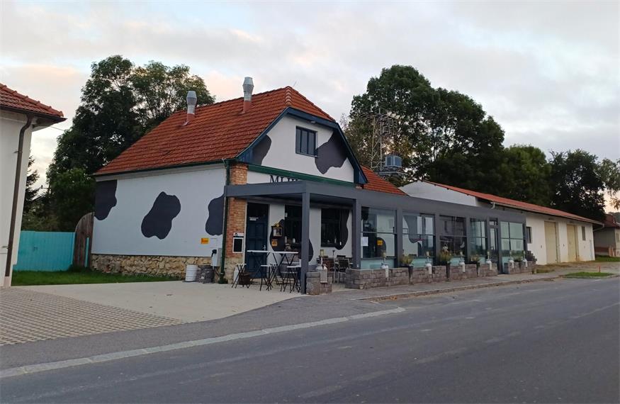 Der Gastgarten bei der Mlikarnica wurde im Frühjahr überdacht.