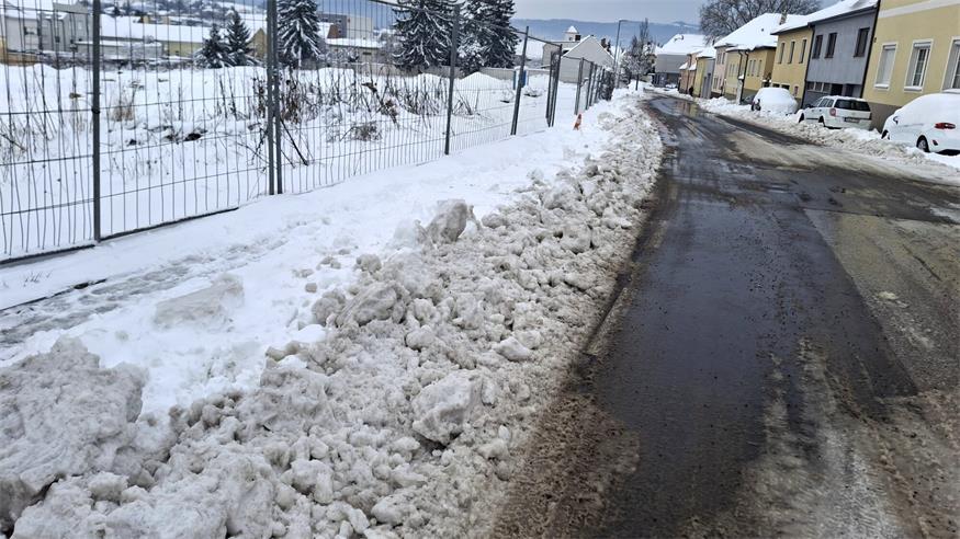 Der Gehsteig beim ehemaligen Pucher-Areal ist noch immer mit Schnee bedeckt.