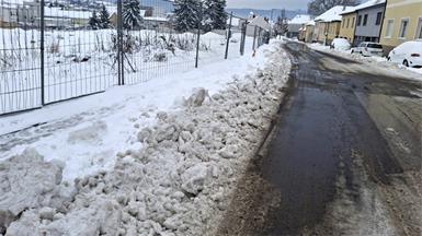 Der Gehsteig beim ehemaligen Pucher-Areal ist noch immer mit Schnee bedeckt.
