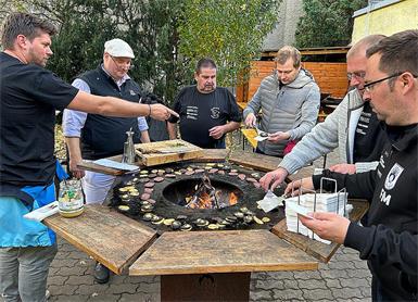 Der Grillverein Wulkaprodersdorf holt sich beim Grill-Seminar Inspiration.
