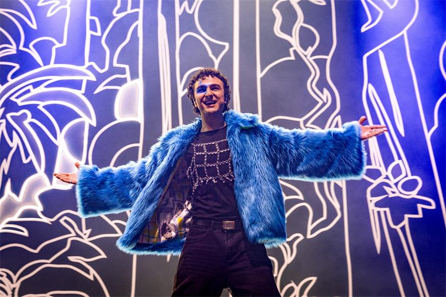 Der Halbturner COSMÓ vertritt am Samstag, 16. Mai, Österreich beim Finale des größten Musikevents der Welt. Seine Tanz zu seinem Song TANZSCHEIN geht aber bereits seit Wochen in den Sozialen Medien viral.