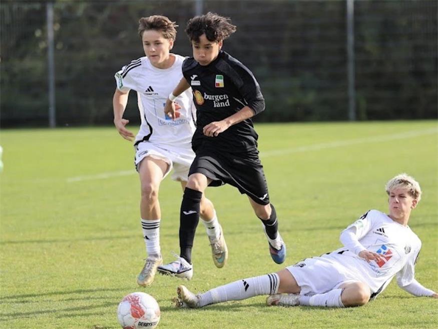 Der Halbturner U15-Kicker Philipp Stadler setzte sich in Kärnten energisch durch. Mit seinen Teamkollegen feierte er einen 1:0-Auswärtssieg. 