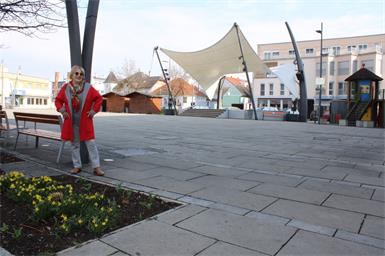 Der Hauptplatz ist Anneliese Schmuckers Lieblingsplatz in Oberpullendorf. „Und das ist auch immer schon so gewesen, weil sich dort etwas tut und sehr viel gemacht wird“, meint Schmucker. Am frühen Morgen kann man dort aber auch Ruhe genießen. 