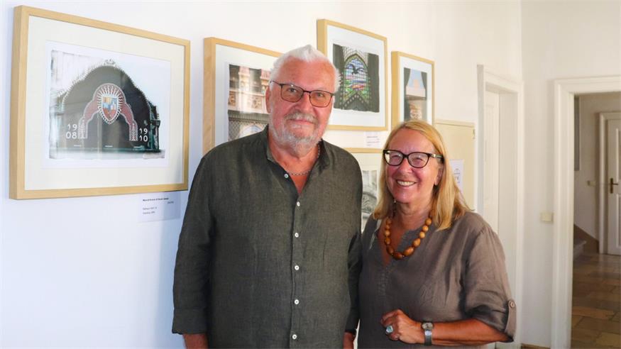 Der Historiker und Fotograf, Professor Peter Schubert, mit seiner Gattin Ruth vor seinem Foto eines Gebäudes von Marcell Komor. Der Budapester Architekt wurde von den Nazis bei einem Todesmarsch 1944 in Deutschkreutz erschossen.