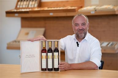 Der Illmitzer Winzer Gerhard Kracher präsentiert seine drei Trockenbeerenauslesen, die mit 100 Punkten bewertet wurden. Eine davon bekam die Höchstnote gleich von zwei internationalen Weinmagazinen verliehen.