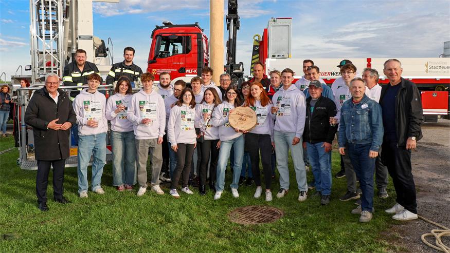 Der Jahrgang 2004 der Jugendlichen St. Georgens sorgte in diesem Jahr für den Kirtagsbaum und eine gelungene Organisation des Kirtags.