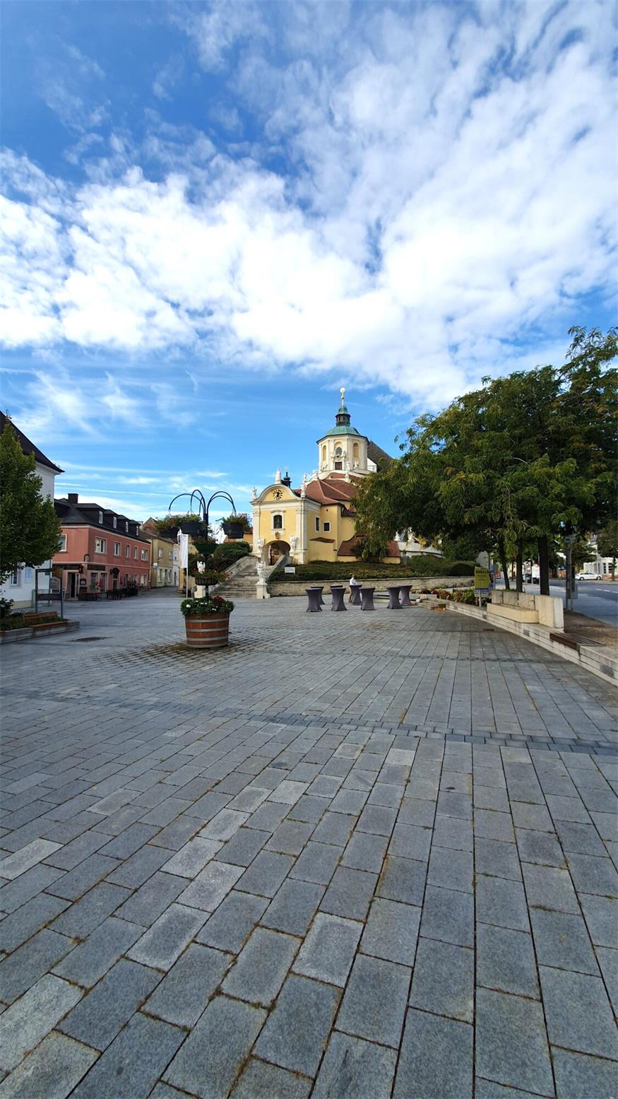 Der Kalvarienbergplatz wurde 2008 erst umgestaltet, der damals moderne italienische Stil machte die einzigartige Bergkirche sichbarer - den Platz davor aber leider grauer.
