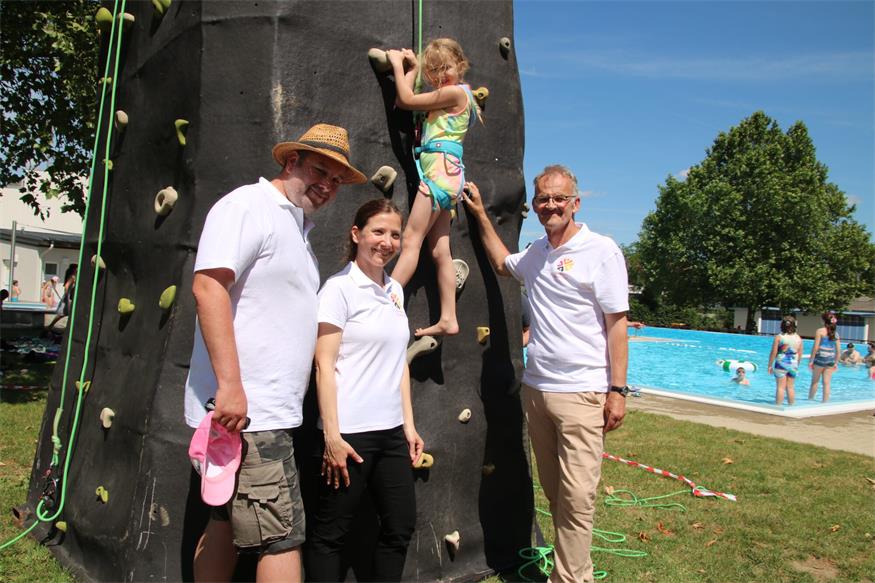 Der Kletterturm der Naturfreunde war ein Highlight. Obmann Gerhard Denk, Sybille Pitzer und Norbert Hoffmann sahen Lara zu, wie sie nach oben kletterte.
