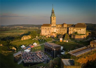 Der Kultursommer auf Burg Güssing kann nun wieder mit dem Lift erreicht werden. Am kommenden Freitag steht Alfred Dorfer mit seinem neuen Programm "Gleich" auf der Bühne.