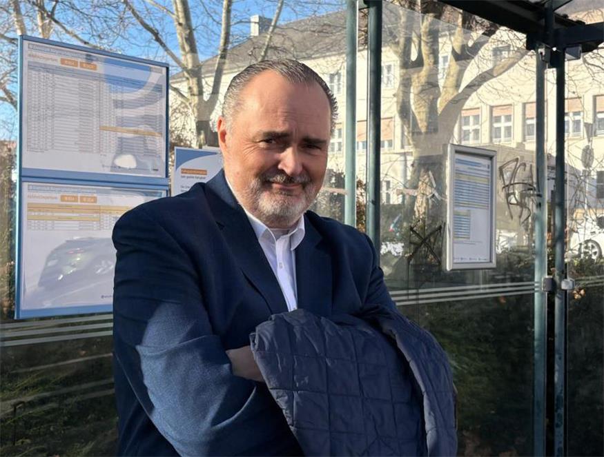 Der Landeschef an der Haltestelle vorm Landhaus. Nach der Sitzung ging's auf der Linie B14 nachhause. 