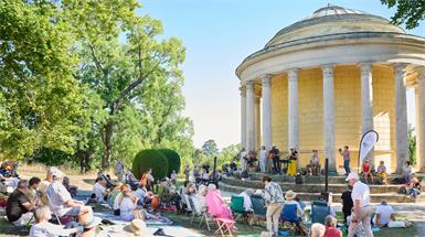 Der Leopoldinentempel im Schlosspark von Eisenstadt als perfekte Kulisse für das Chelsix-Konzert.