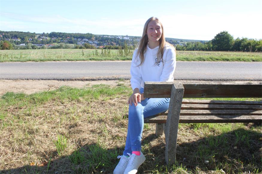 Der Lieblingsplatz von Celine Weiss in Oberpullendorf ist ein Bankerl inmitten von Wiesen und Äckern am Fenyös, von wo aus sich ein herrlicher Blick auf die Stadt bietet.