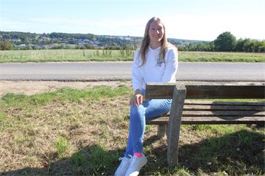 Der Lieblingsplatz von Celine Weiss in Oberpullendorf ist ein Bankerl inmitten von Wiesen und Äckern am Fenyös, von wo aus sich ein herrlicher Blick auf die Stadt bietet.