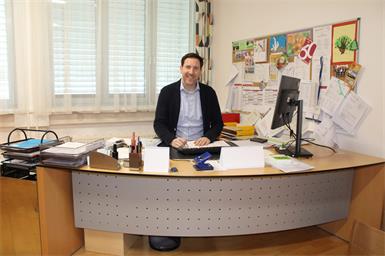 Der Lieblingsplatz von Markus Neuhold in Oberpullendorf ist die Direktion seiner Schule, unter anderem deshalb, weil das der Platz ist, von wo aus er als Direktor etwas bewirken und verändern kann. 