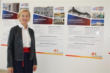 Der Lieblingsplatz von Sonja Hasler in Oberpullendorf ist in „ihrer“ Schule, inmitten der Schülerinnen und Schüler sowie Lehrinnen und Lehrer. Mit diesen wurde anlässlich des Jubiläums der Stadt eine Ausstellung über deren (wirtschaftliche) Entwicklung in den vergangenen fünf Jahrzehnten erstellt.