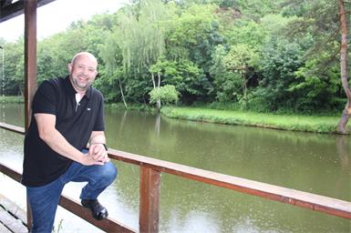 Der Lieblingsplatz von Thomas Schmidt in seiner Heimatstadt ist der Fischteich am Steinbruch.