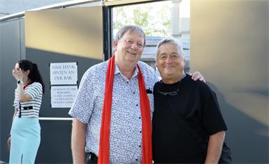 Der Mann mit dem roten Schal, Horst „HoHo“ Horvath, und der Künstlerische Leiter des Kultursommers Güssing, Andreas Vitásek, freuten sich über eine erfolgreiche Premiere.