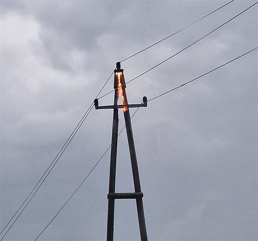 Der Mast brannte bereits auf Höhe der Stromleitungen.